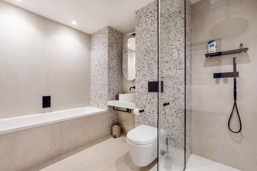 Modern 1 Bed Flat With Balcony In Kensal * Londen